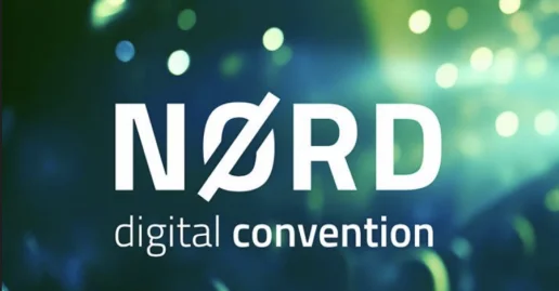 MV-Ostseekooperation Noerd Logo Logo „NØRD digital convention“ in weißer Schrift vor einem unscharfen, dunkelblau-hellgrünen Hintergrund mit leuchtenden Bokeh-Lichtpunkten.
