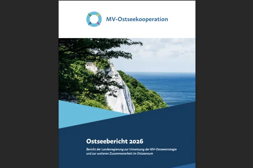 MV-Ostseekooperation - Cover Ostseebericht 2026 Cover des Ostseeberichts 2026. Oben das Logo der MV-Ostseekooperation, mittig ein Foto der Kreidefelsen auf Rügen. Unten auf dunkelblauem Grund der Titel „Ostseebericht 2026“ nebst Untertitel.